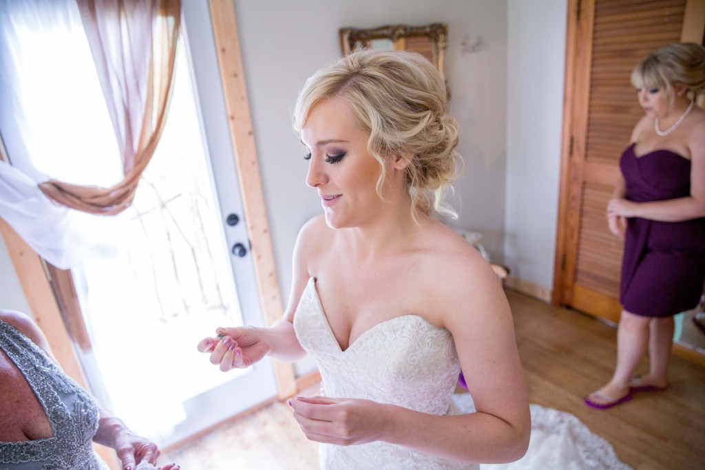 Bride getting ready in the bridal suite at blue horse barn in new richmond wisconsin